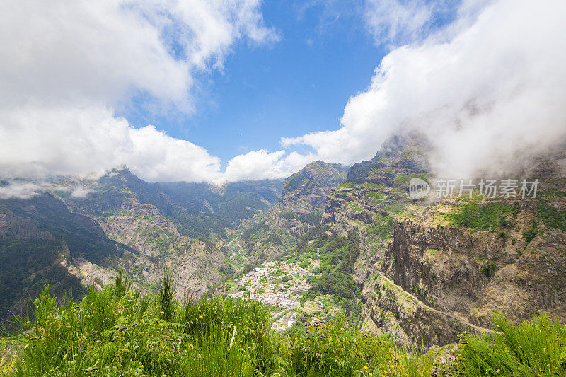 Miradouro do Curral das Freiras的视角与壮观的尼姑山谷在马德拉岛